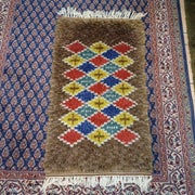 Salmiakkiruutuinen vanha Ryijy