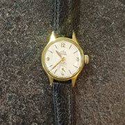 Leijona 17 Rubis Naisten Rannekello nahkarannekkeella