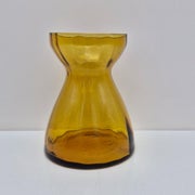 Kumela, Hyasintti Maljakko, amber