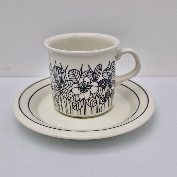 Arabia, Krokus Mokkakuppi ja Asetti, mustavalkoinen