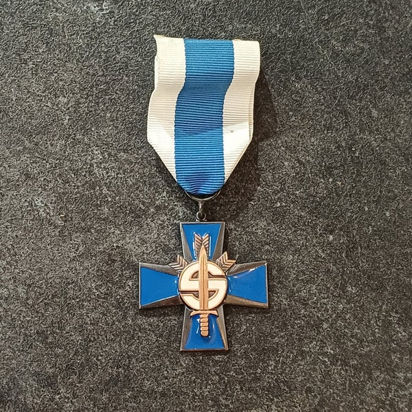 Sininen Risti, Muistoristi Miekan kera