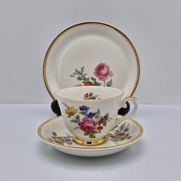 Arabia Kulta-aika Kahvikuppi ja Lautaset, nro 4.