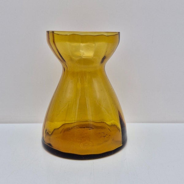 Kumela, Hyasintti Maljakko, amber