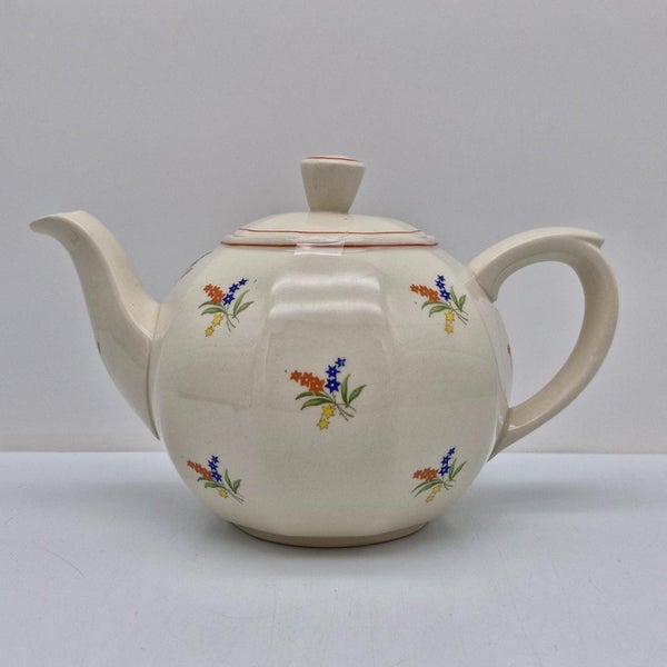 Arabia Teekannu 1,3L, kukkakoriste, piippuleimalla